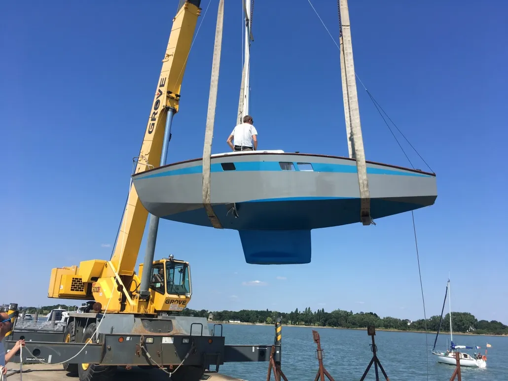 Opération de manutention au chantier naval